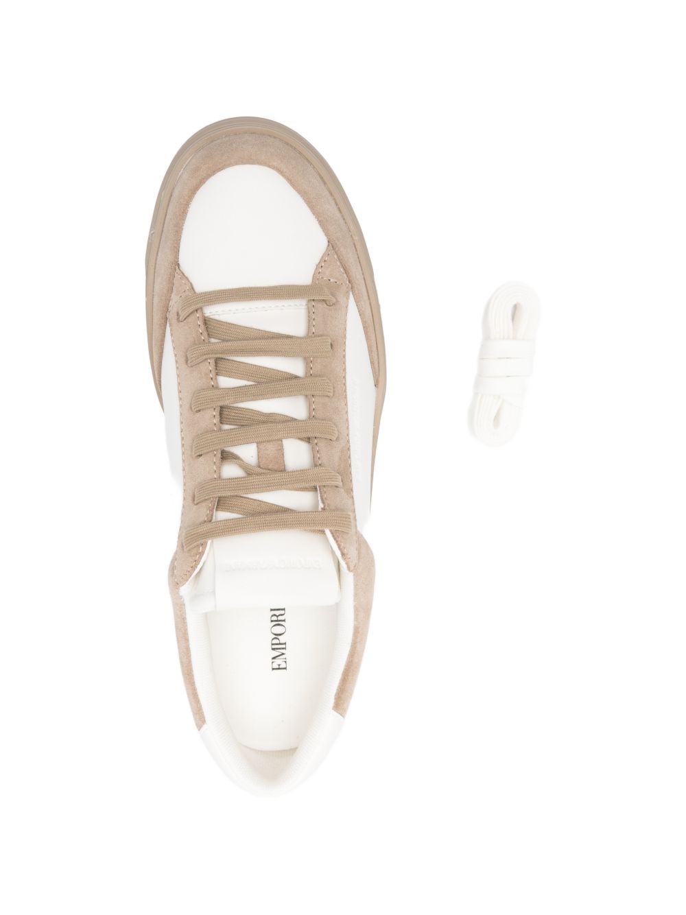 Emporio Armani sneaker schuin van voren met beige veterpaneel en zool