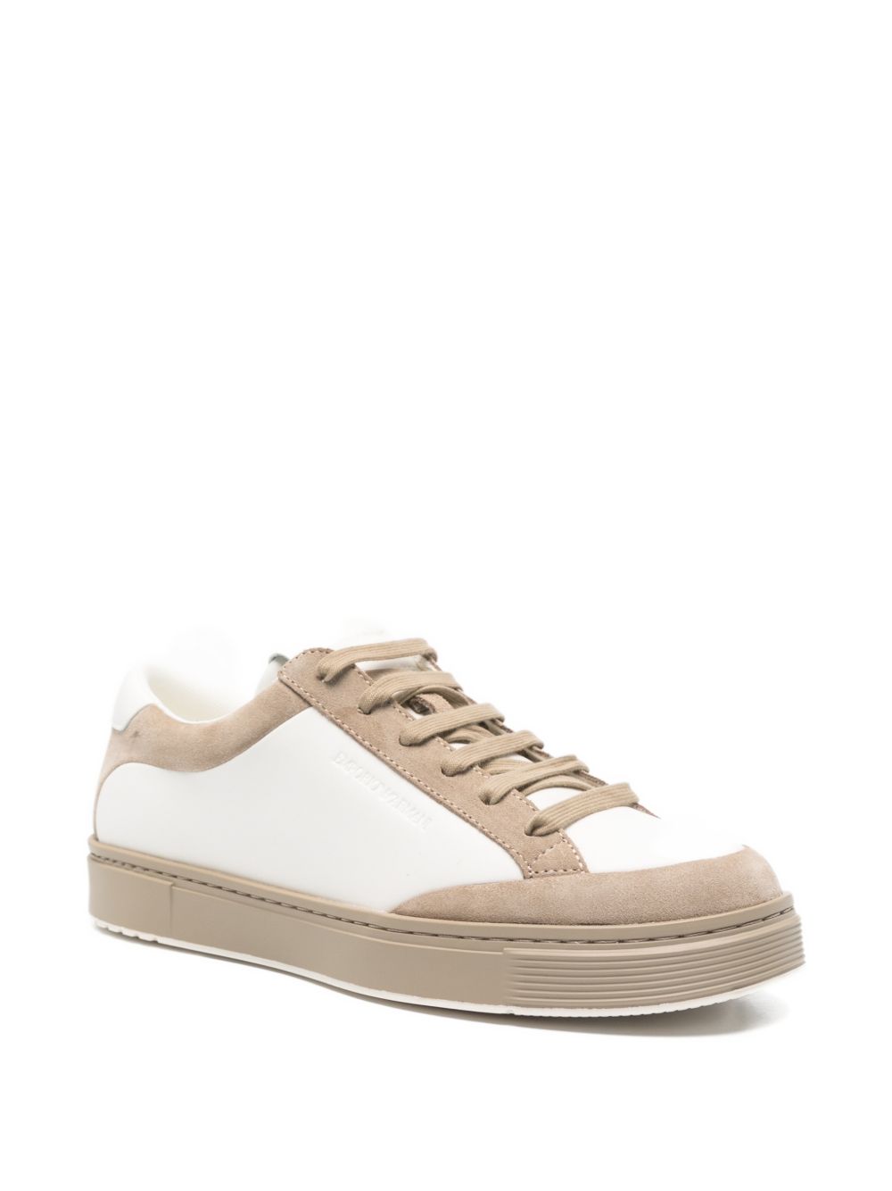 Bovenaanzicht van de Emporio Armani sneaker met binnenzoollogo en een tweede set witte veters