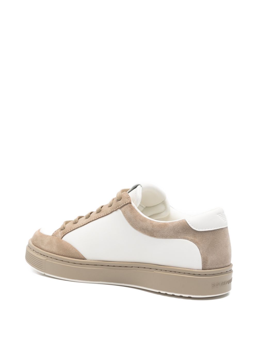 Emporio Armani sneaker van achteren met wit hiellipje en suède hielkap