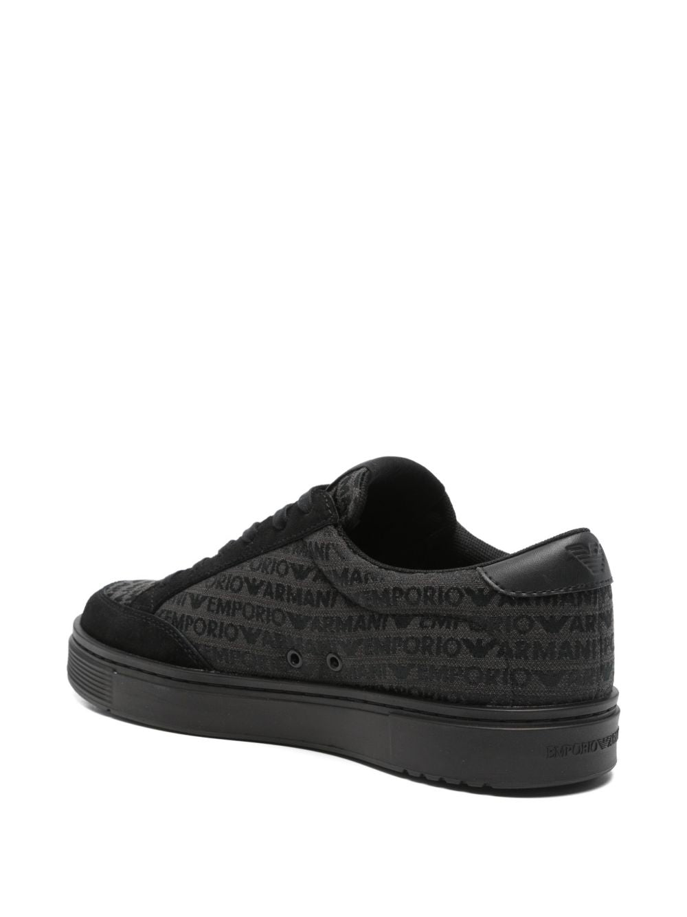 Emporio Armani sneakers, close-up van de all-over logoprint