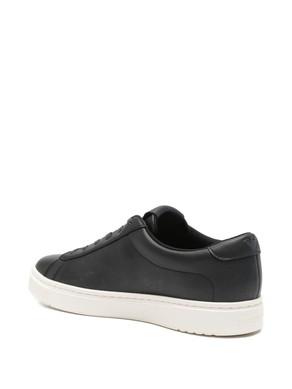 Emporio Armani zwarte leren sneakers, bovenaanzicht met topstitching