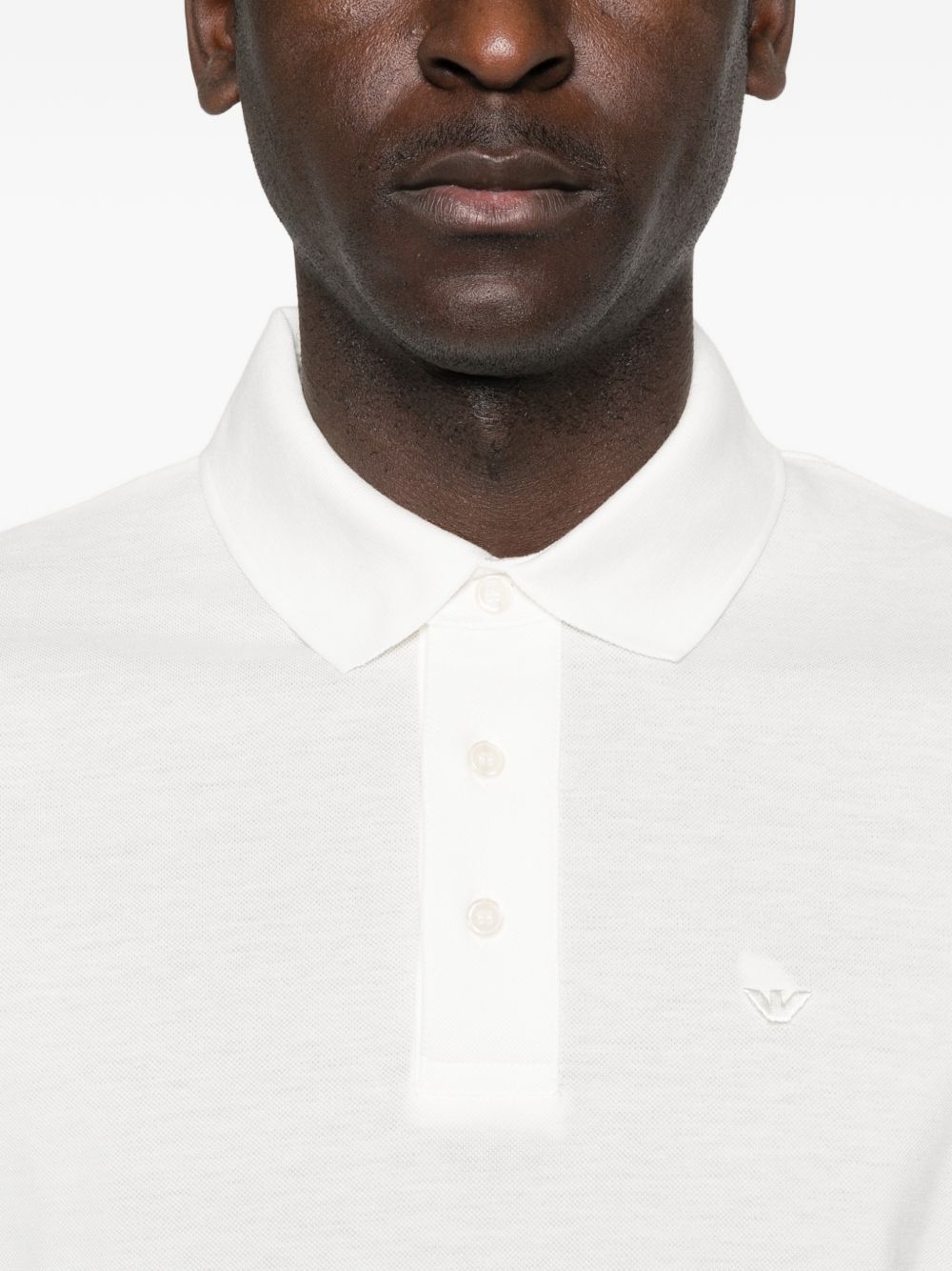 Emporio Armani witte polo, detail van de knopenplacket