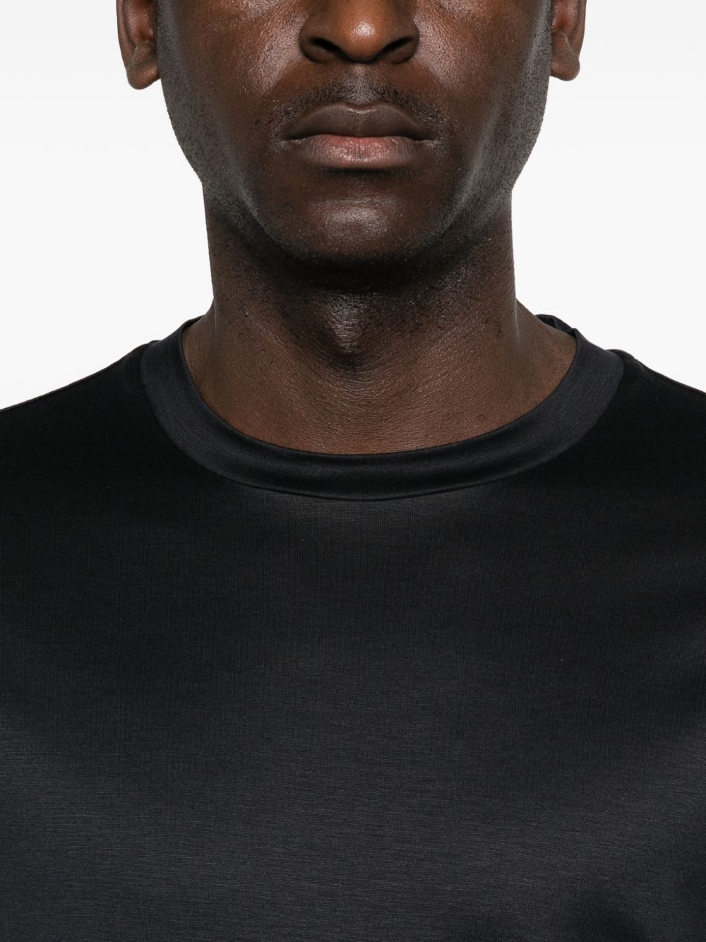 Emporio Armani donkerblauwe lyocell-katoen T-shirt, detail van de crew neck en tonale stiksels
