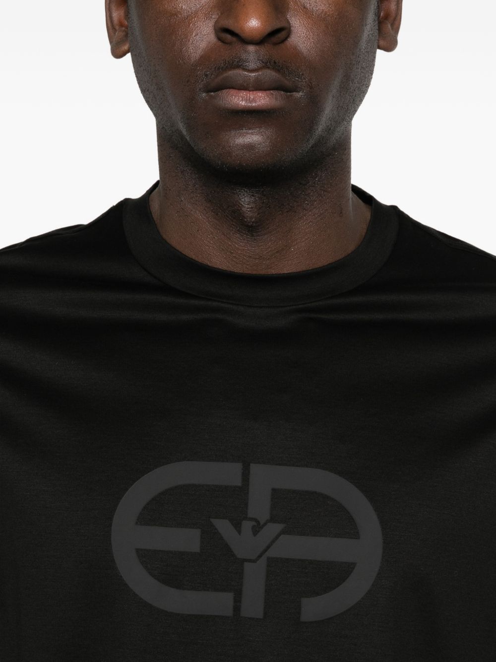 Emporio Armani zwart logo T-shirt, detail van de ronde hals en stiksels