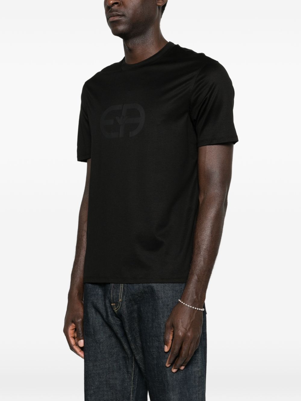 Emporio Armani zwart logo T-shirt, detail van de korte mouw