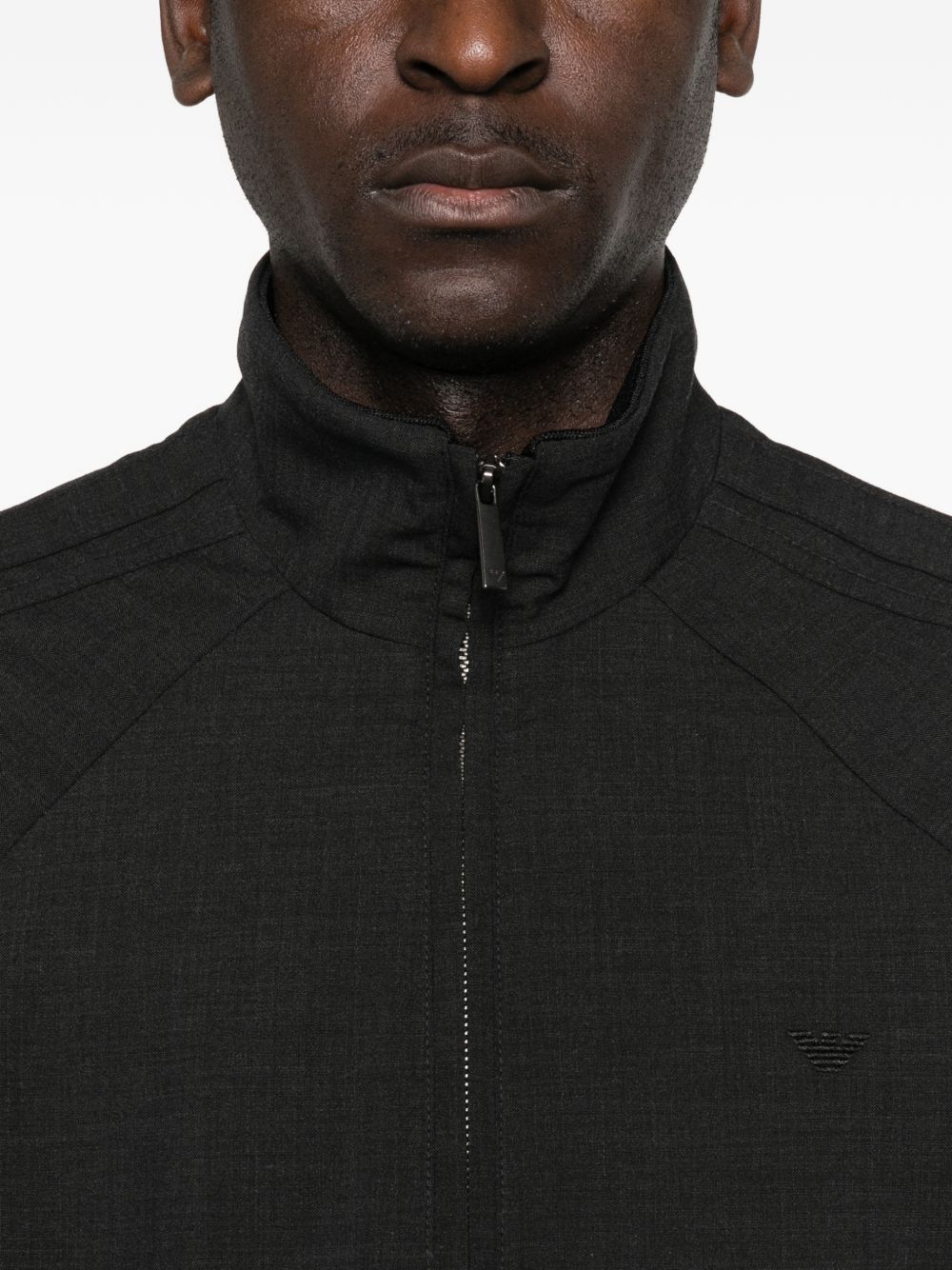 Emporio Armani Icon blouson op het model, achteraanzicht met geribde zoomband