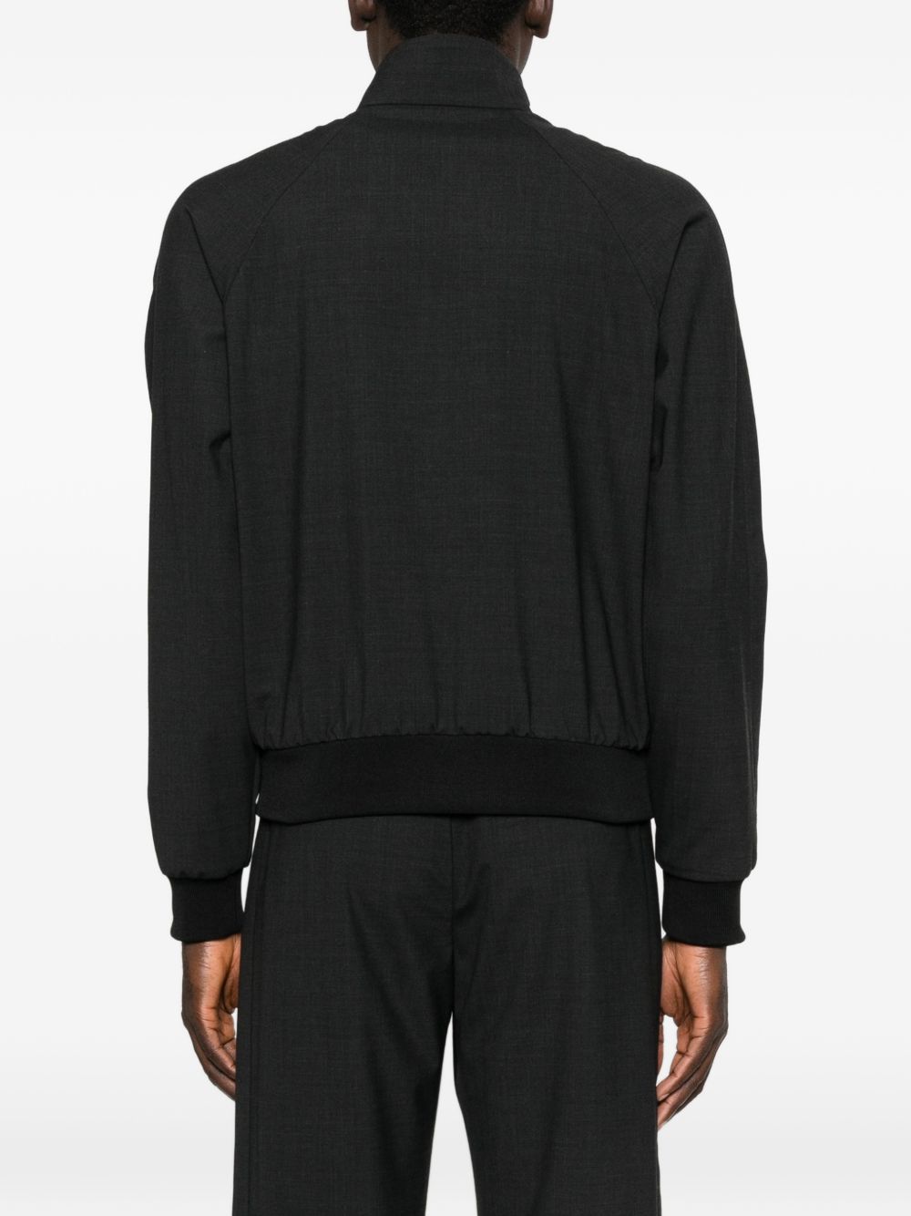 Emporio Armani Icon blouson zijaanzicht, gedragen met een zwarte tas