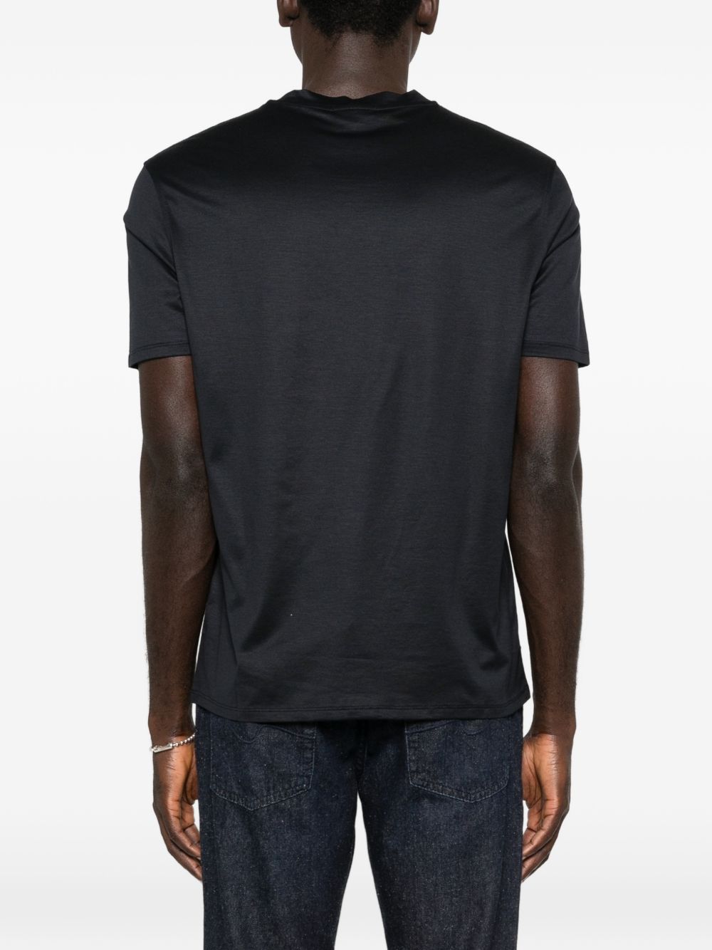 Detail van de ronde hals van het Emporio Armani T-shirt in blauw