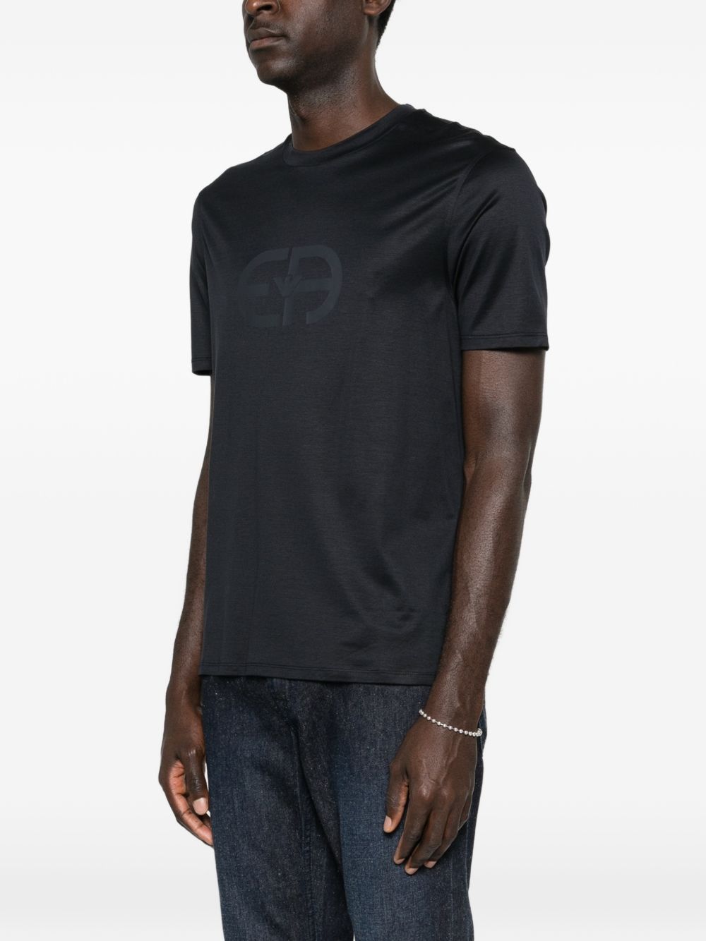 Detail van de mouwafwerking van het Emporio Armani T-shirt in blauw
