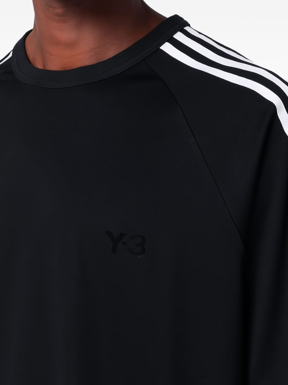 Y-3 Wire 3-Stripes Tee zwart, close-up van het geborduurde Y-3-logo