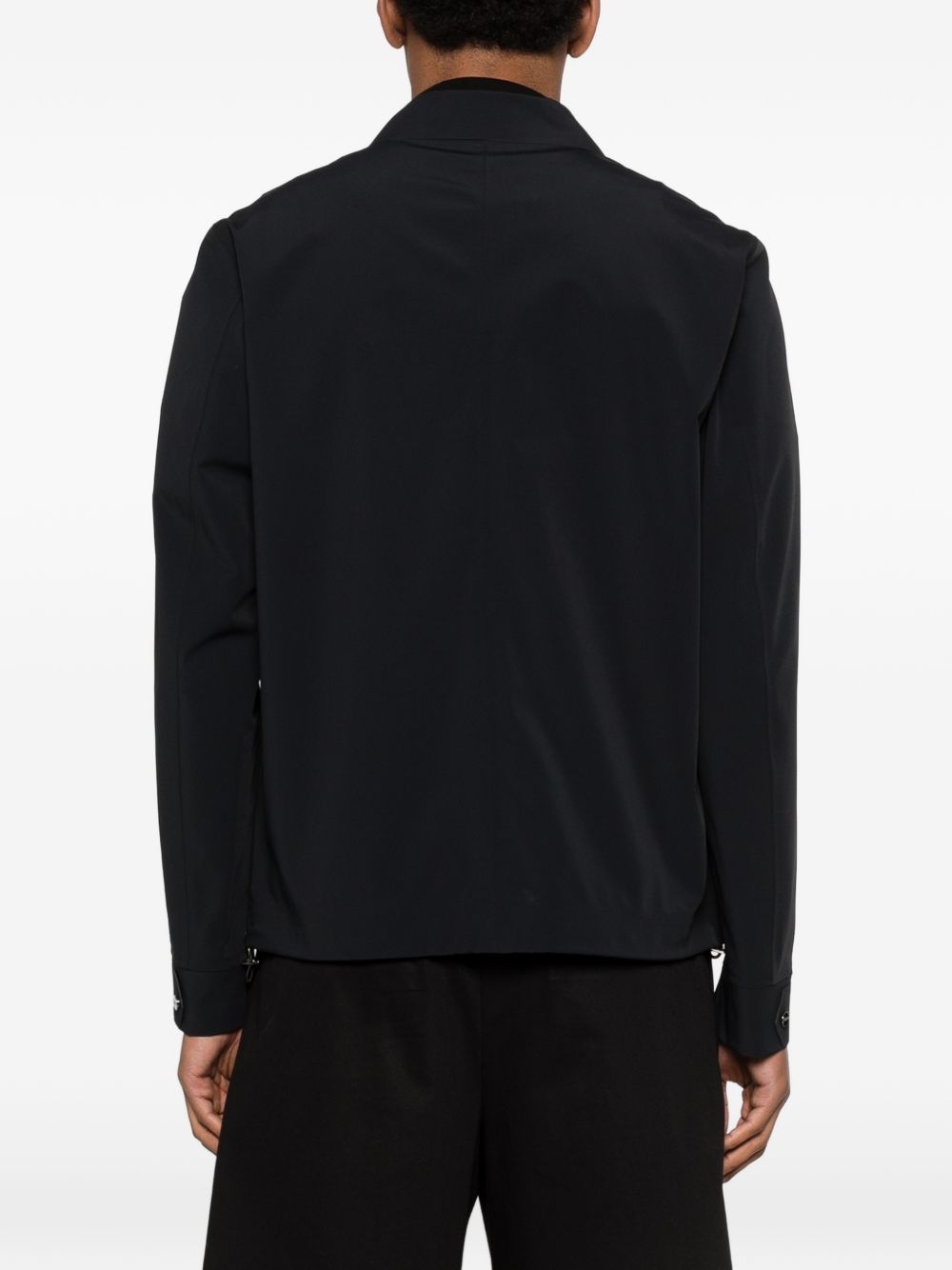 Achteraanzicht van het overshirt op het model