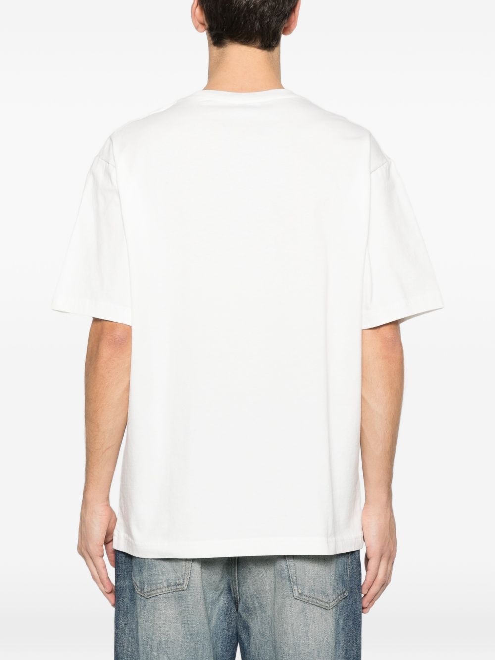 Achterzijde van het gebroken witte T-shirt, zonder print