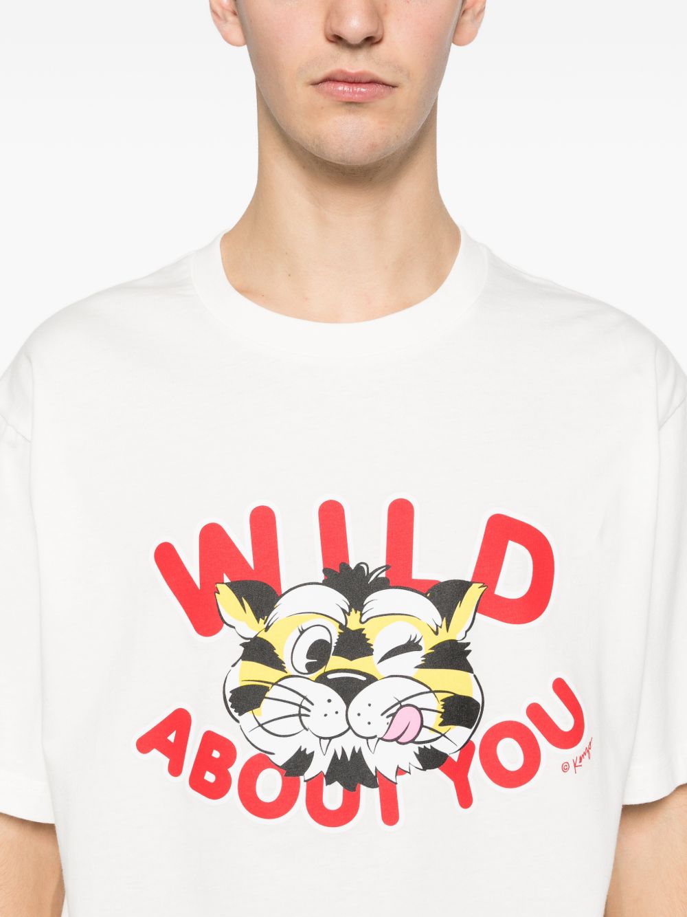 Detail van de knipogende tijgerkop met rode Wild About You letters