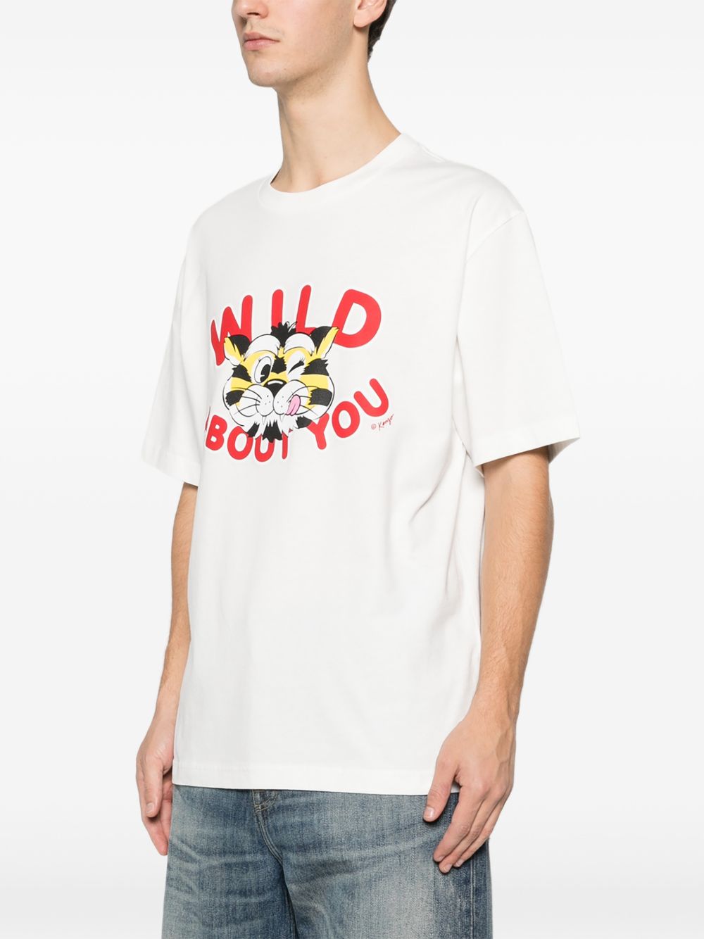 Zijaanzicht van het T-shirt met korte mouw en ronde hals