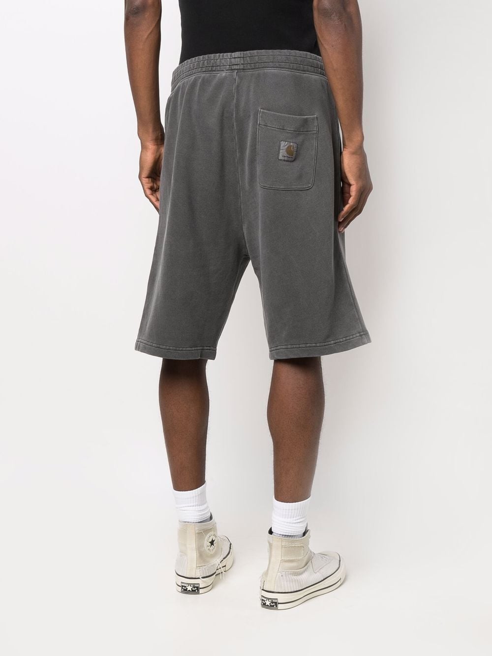 Achterzijde van de sweatshort met opgezette achterzak en tonaal Square Label