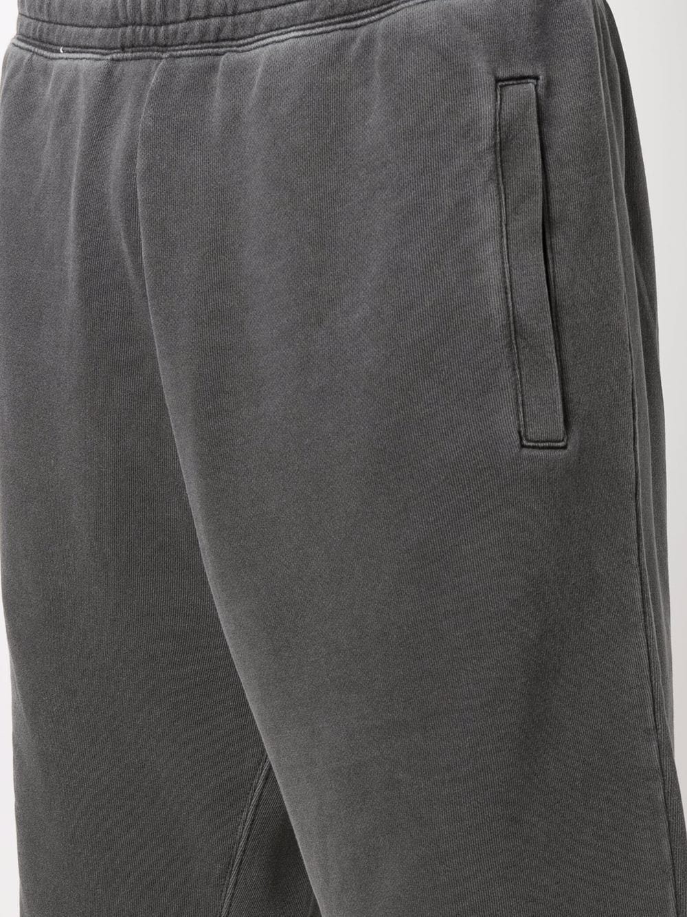 Detail van de paspelzak in de zijnaad en de gewassen kleur van de katoenen jersey