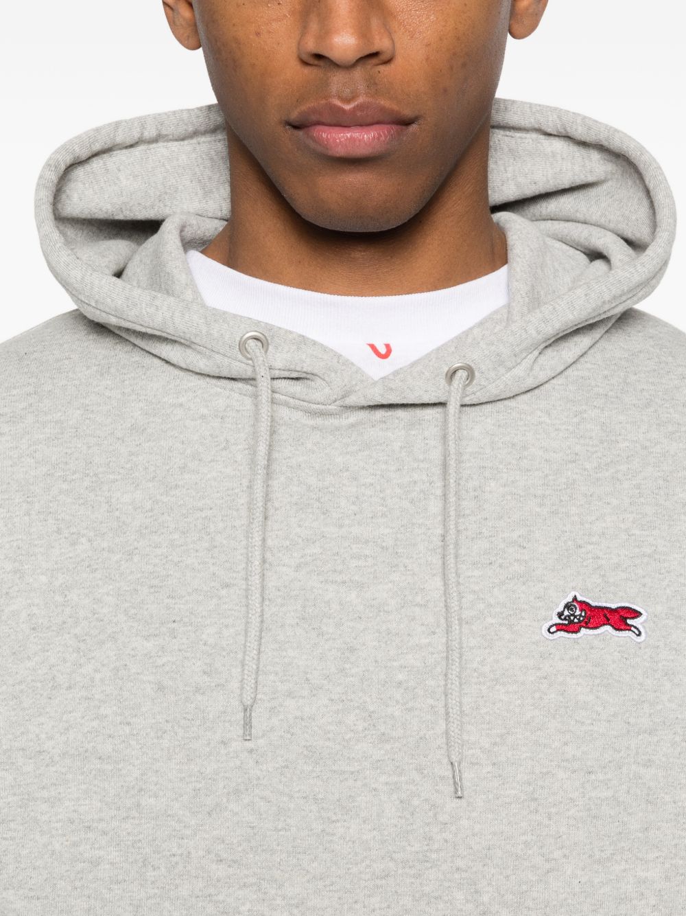 Model draagt de grijze Icecream hoodie bij een blauwe jeans