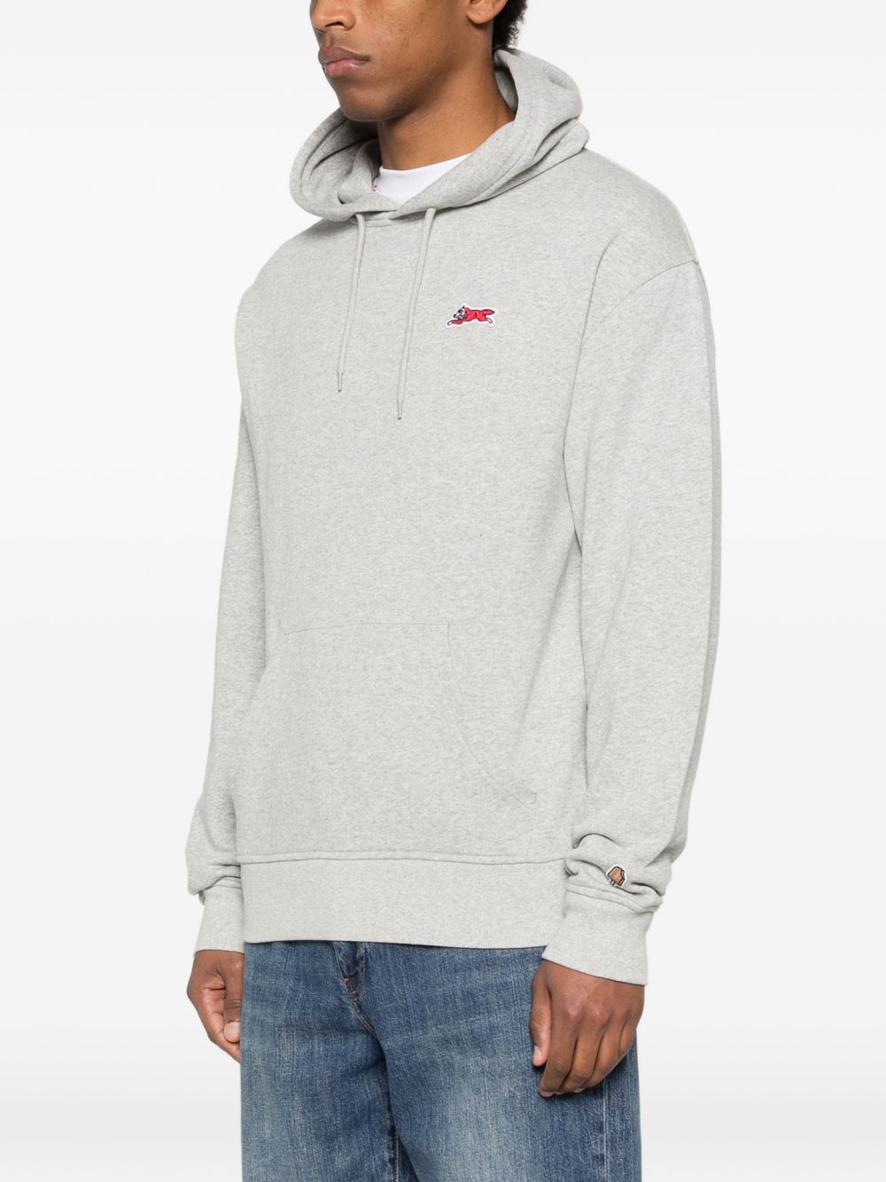 Icecream hoodie op het model, zijaanzicht met geribde boorden