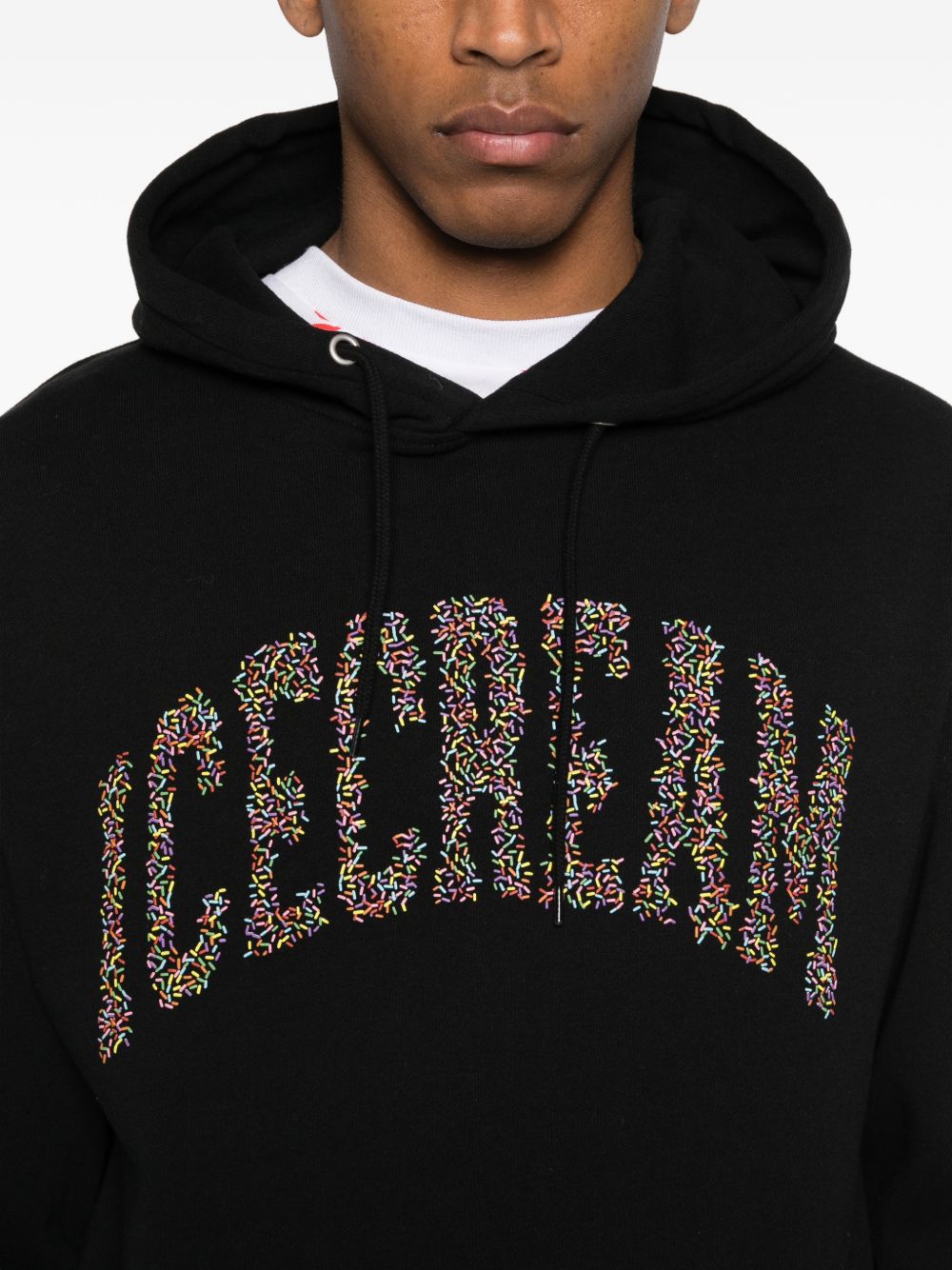 Icecream logo katoenen hoodie zwart, detail van de capuchon met trekkoord