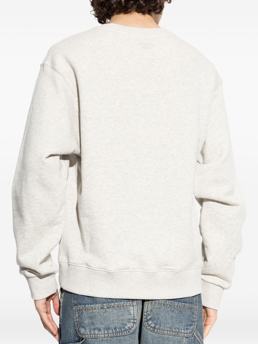 Achterzijde van het ecru grijze sweatshirt, zonder opdruk