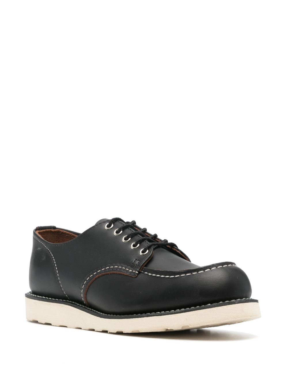 Driekwartaanzicht van de zwarte Shop Moc Oxford met wigzool