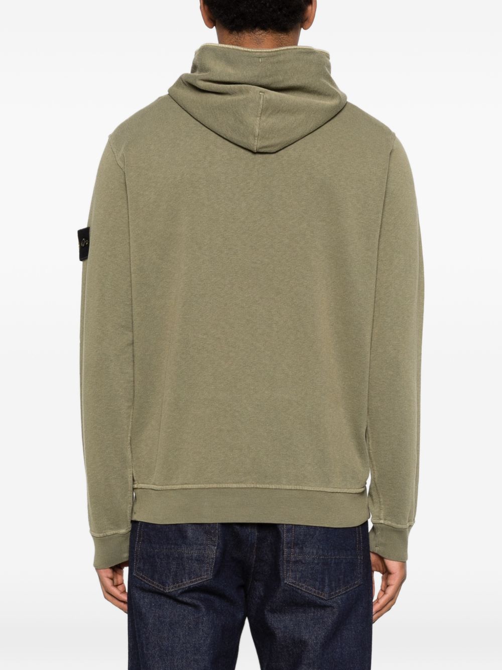 Achteraanzicht van de legergroene Stone Island hoodie met geribde zoom