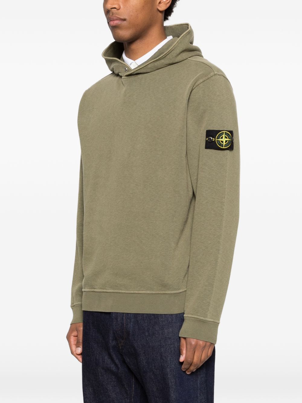 Zijaanzicht van de Stone Island hoodie met platliggende capuchon
