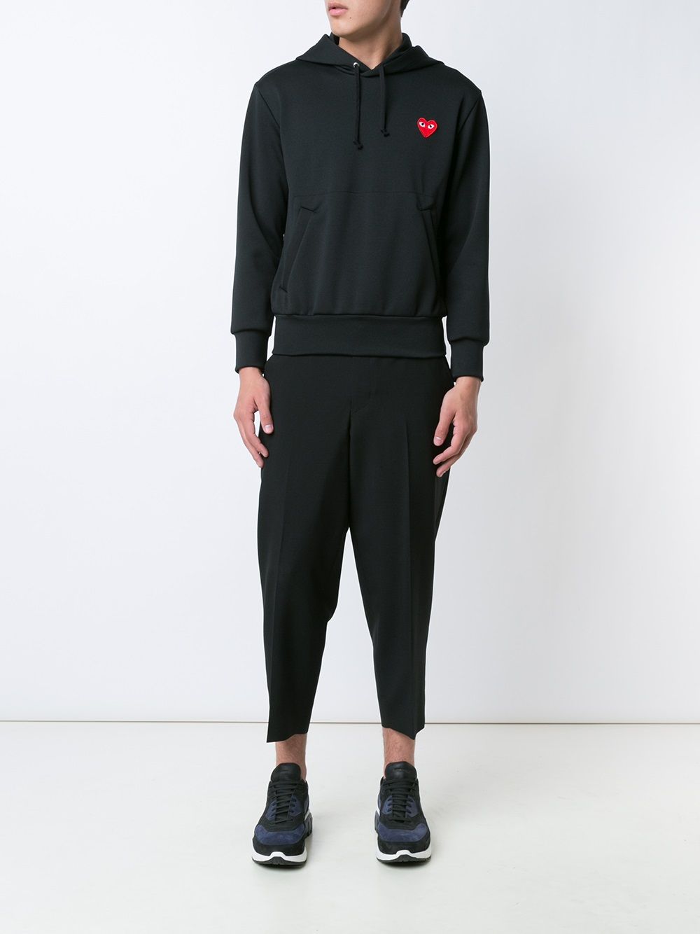Comme des Garçons Play hoodie zwart gedragen door model, volledig vooraanzicht