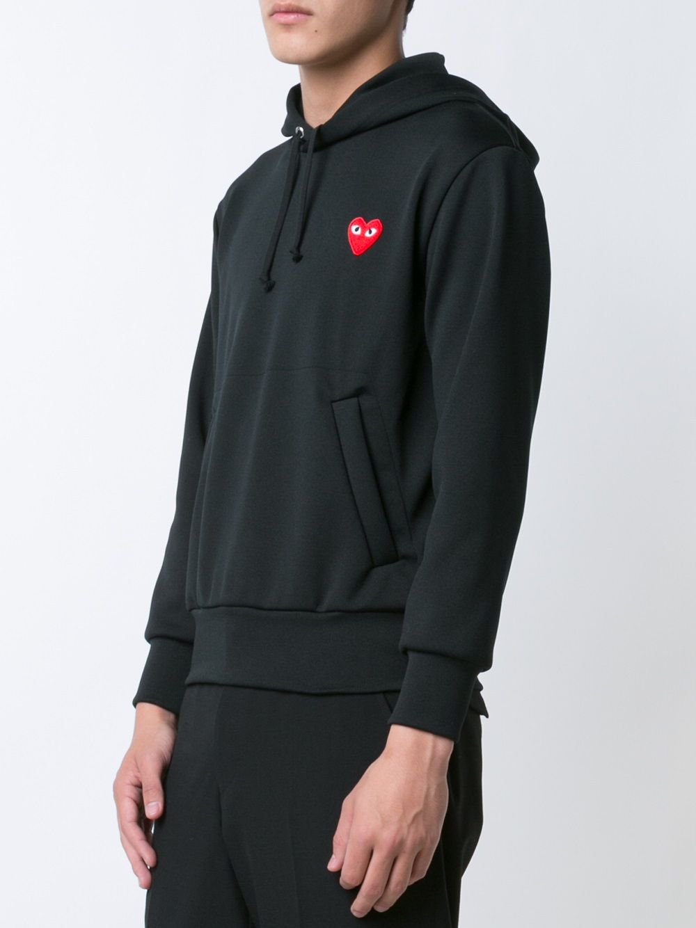 Close-up rood hartembleem Comme des Garçons Play hoodie