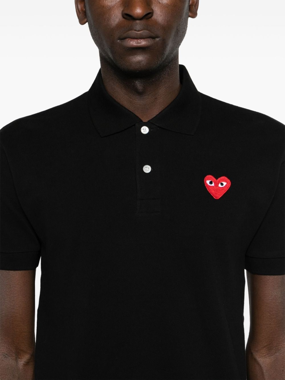 Comme des Garcons PLAY poloshirt in zwart, detail van het knopenplacket