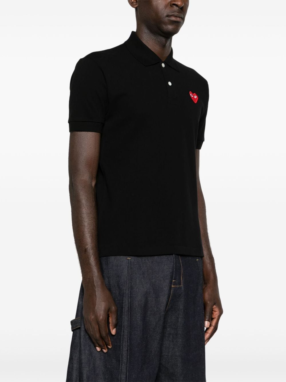Comme des Garcons PLAY poloshirt in zwart, zijaanzicht met splitje in de zoom