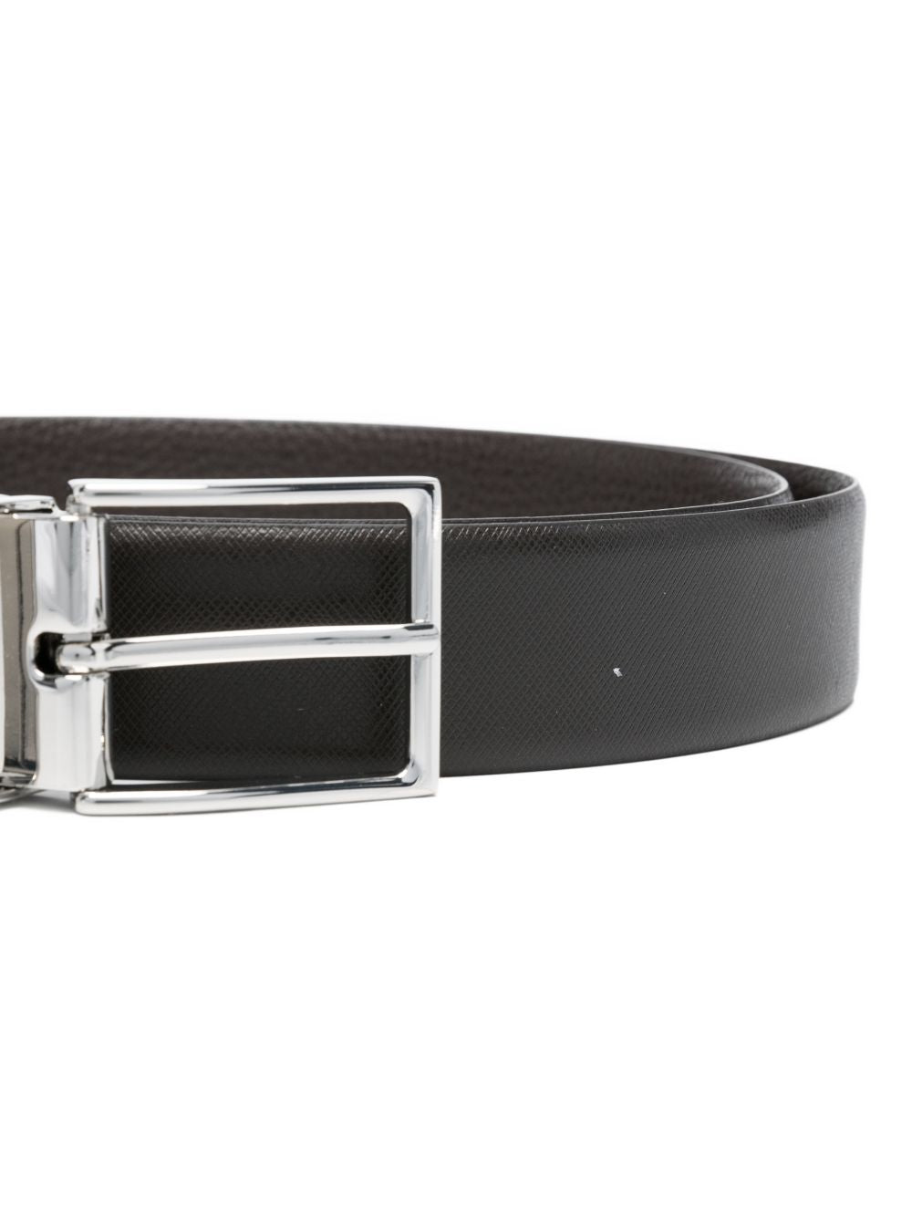 Emporio Armani Saffiano leren riem in ebony, close-up van de kruisstructuur van het leer