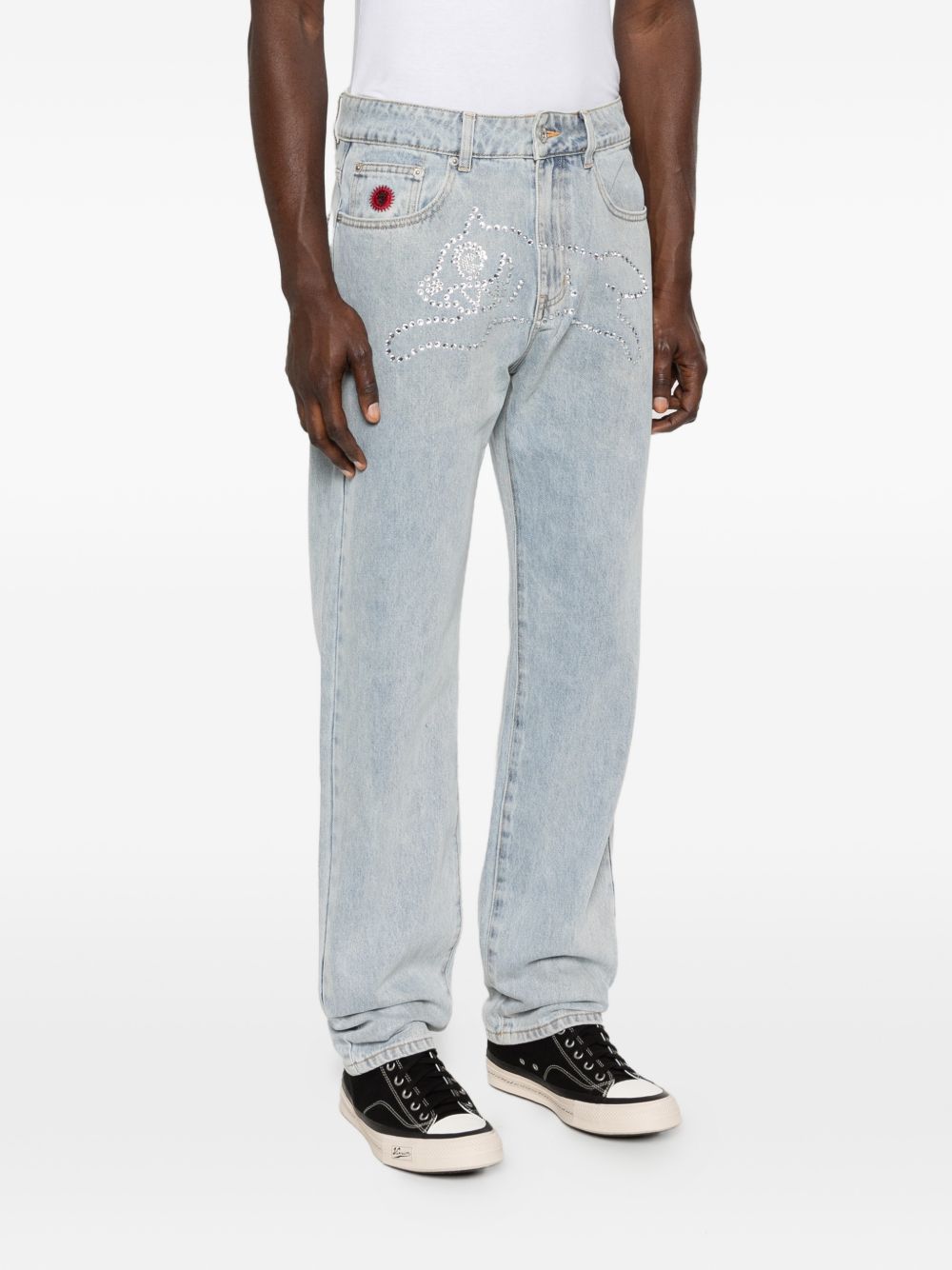 Model draagt de lichtblauwe jeans met rechte pijp, vooraanzicht