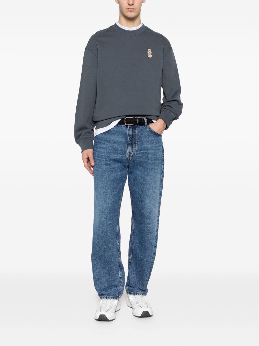 Maison Kitsuné sweatshirt gedragen bij een blauwe jeans, volledig beeld