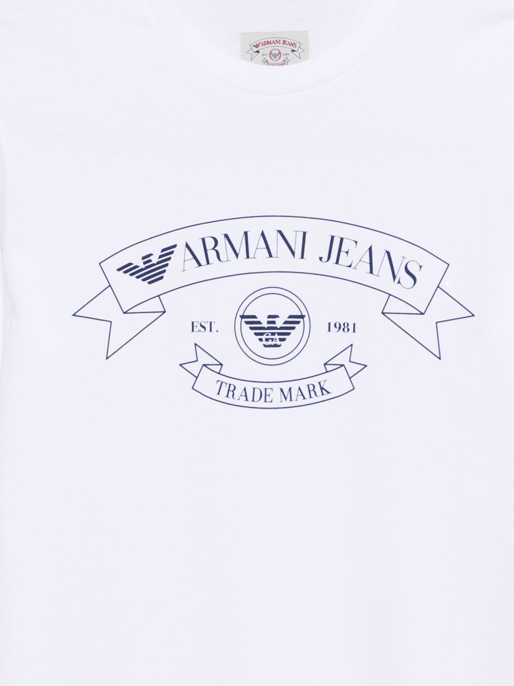 Detail van de Armani Jeans-banier met adelaar en EST. 1981 in marineblauw