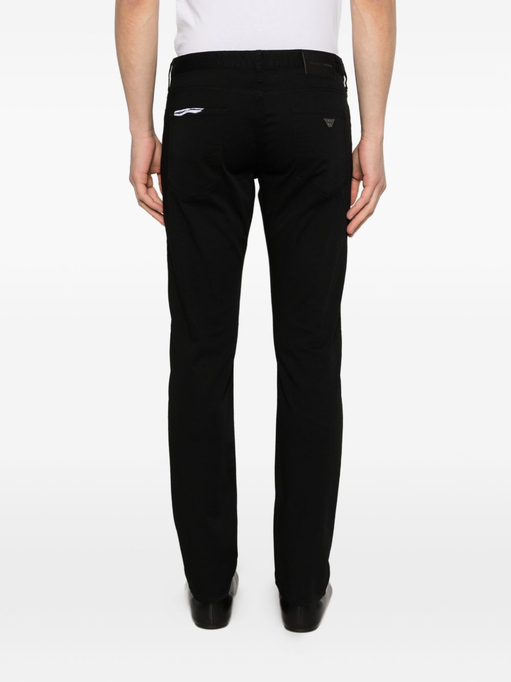 Emporio Armani slim-fit jeans in zwart, close-up van het logodetail