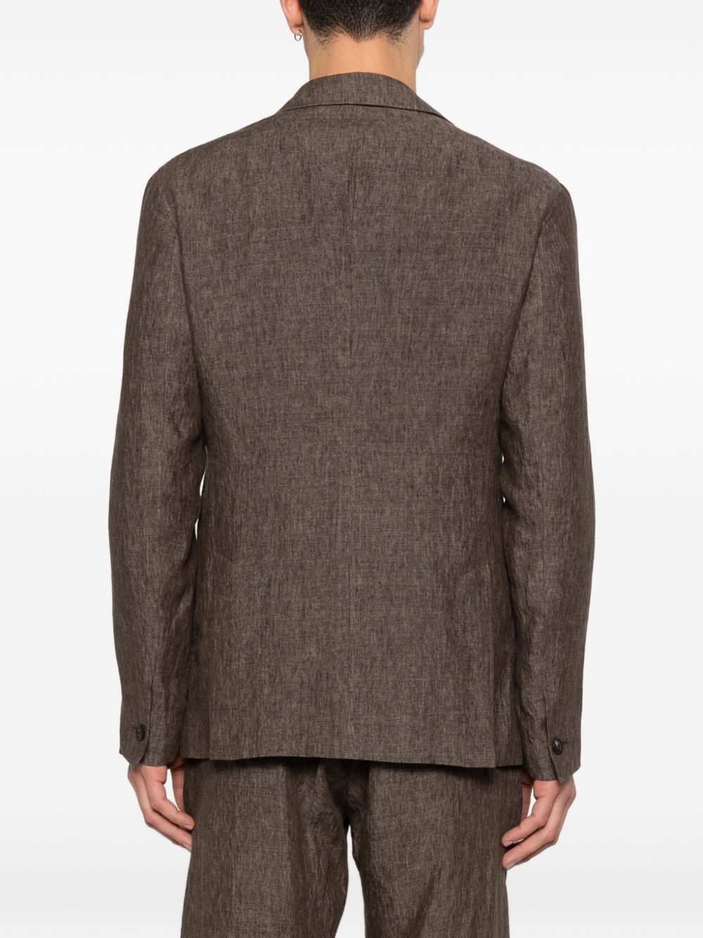 Achteraanzicht van de linnen blazer met middensplit