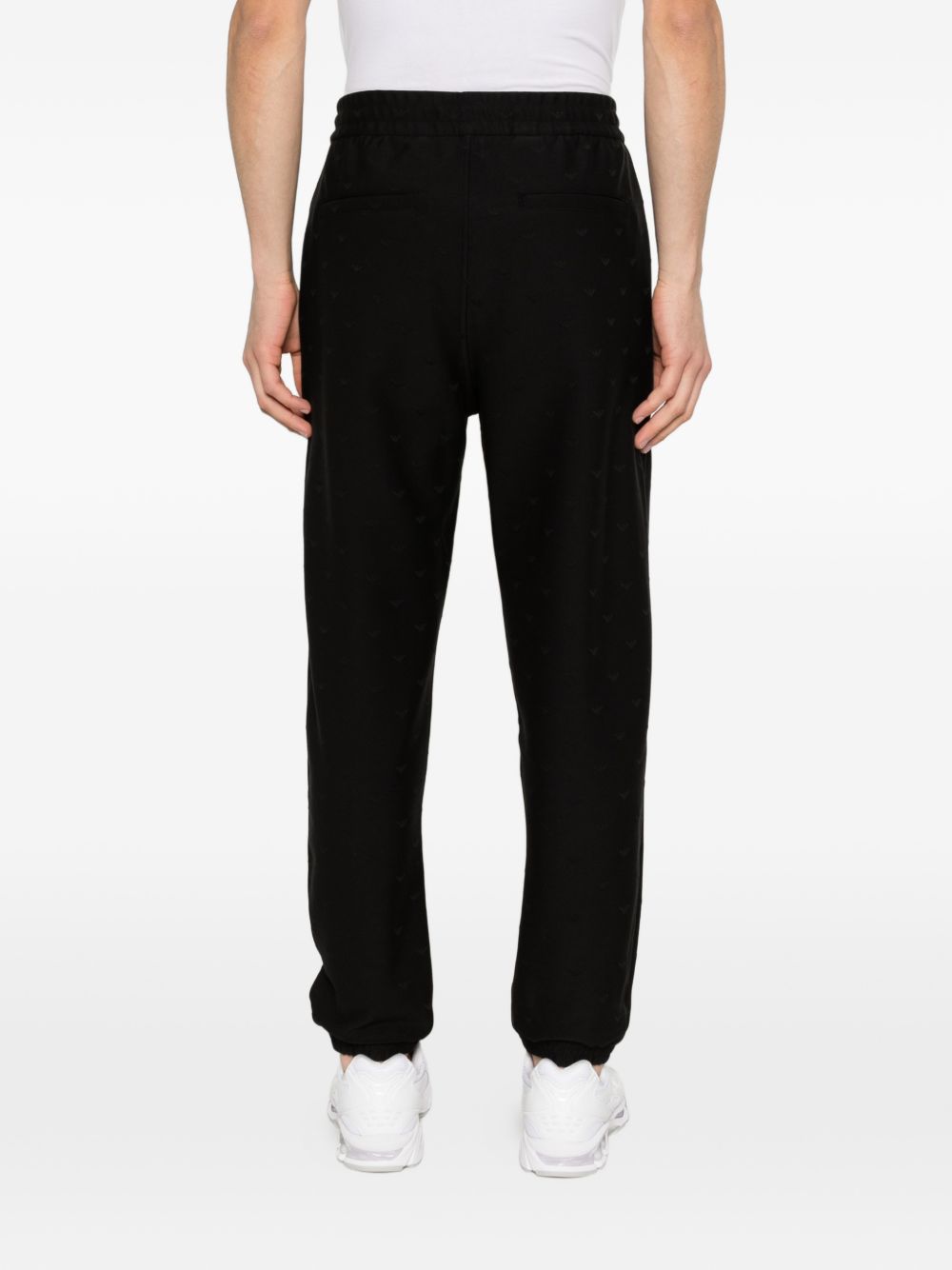 Emporio Armani jogger op het model, vooraanzicht met rechte pijpen