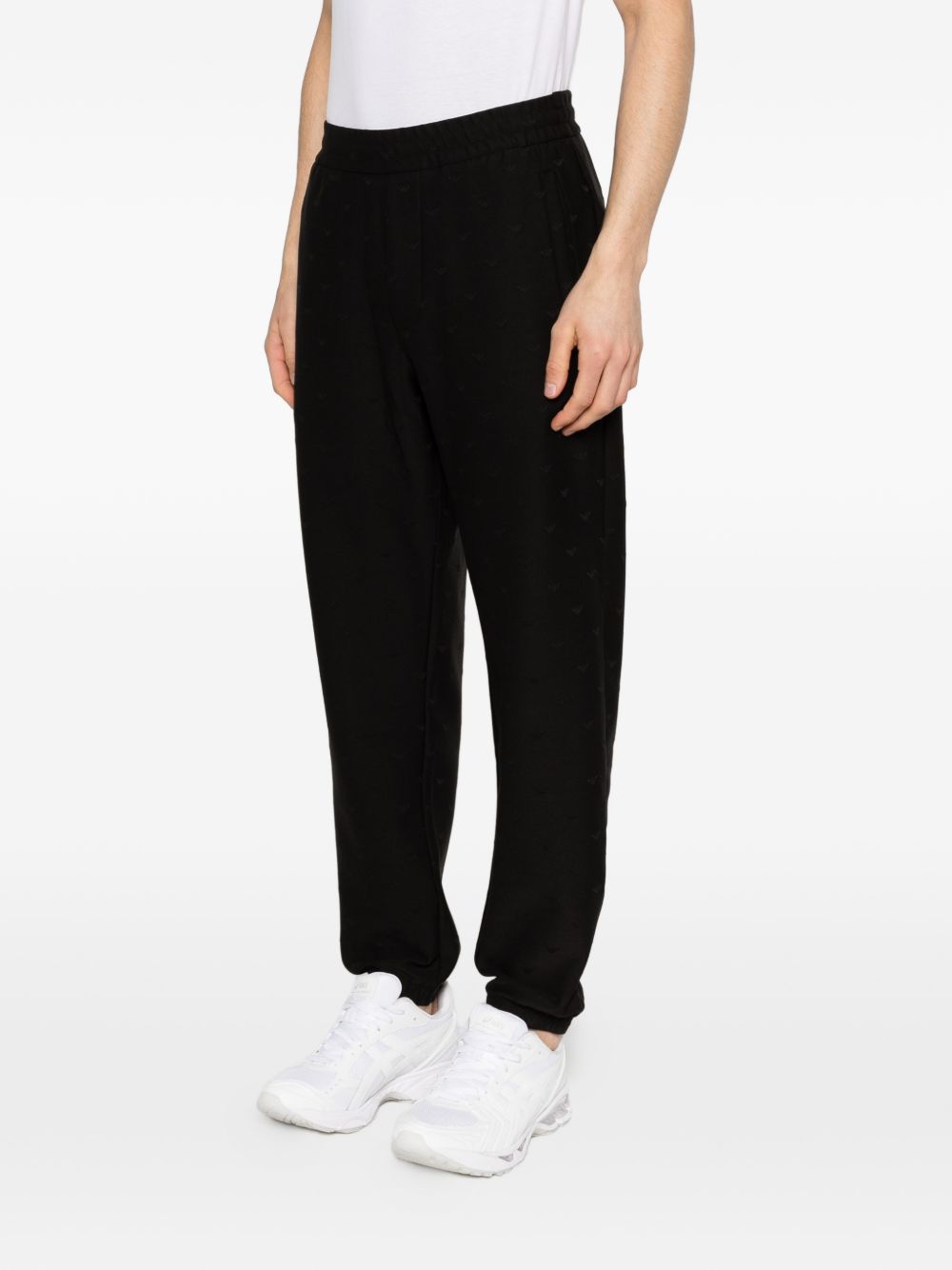 Emporio Armani jogger op het model, zijaanzicht met elastische enkelboord