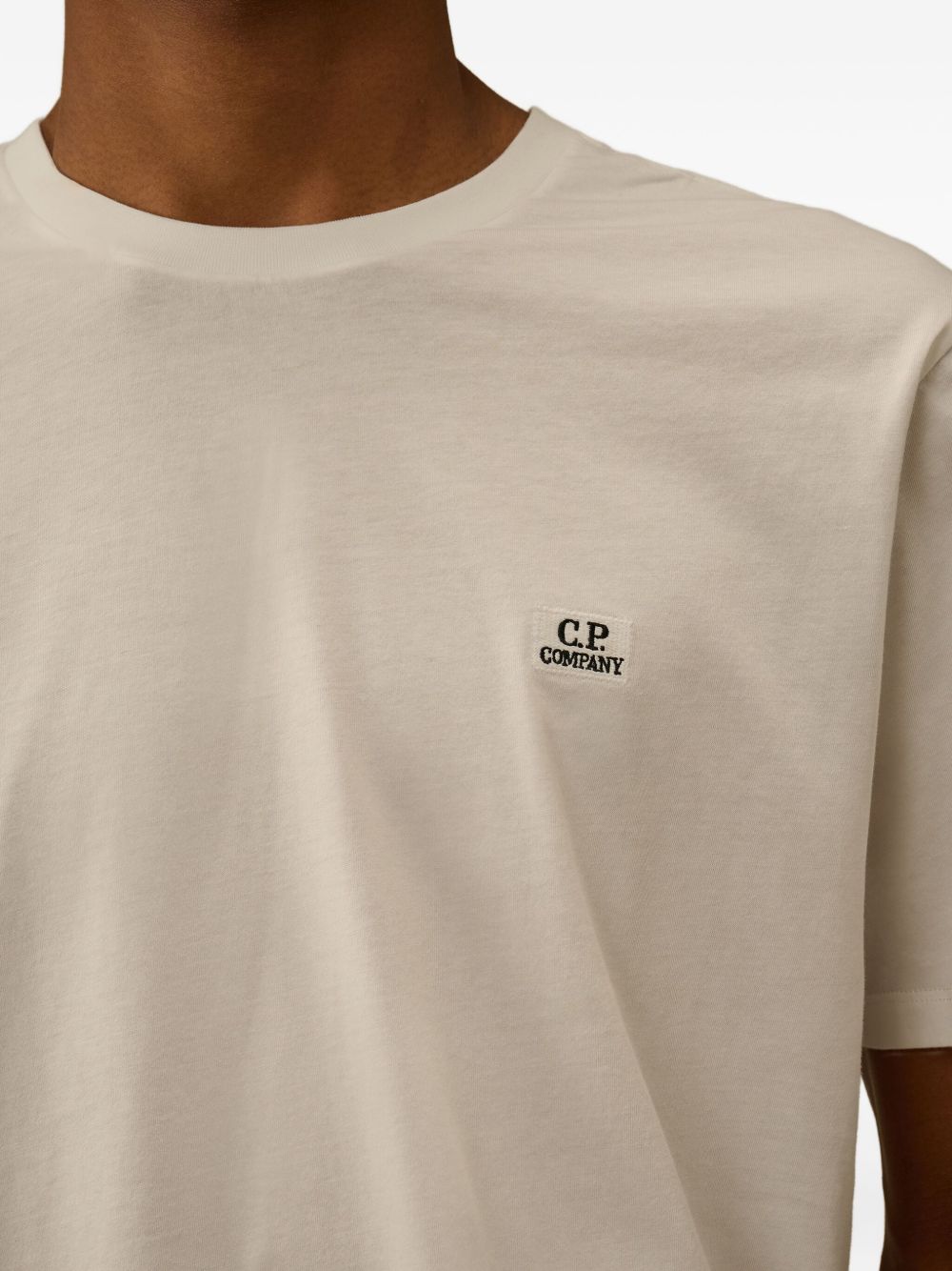 C.P. Company 30/1 Jersey T-shirt met Logo Patch Gauze White – detail logo patch