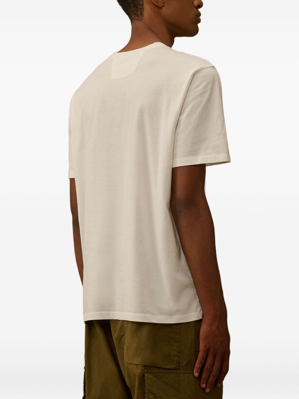 C.P. Company 30/1 Jersey T-shirt met Logo Patch Gauze White – detail halsboord