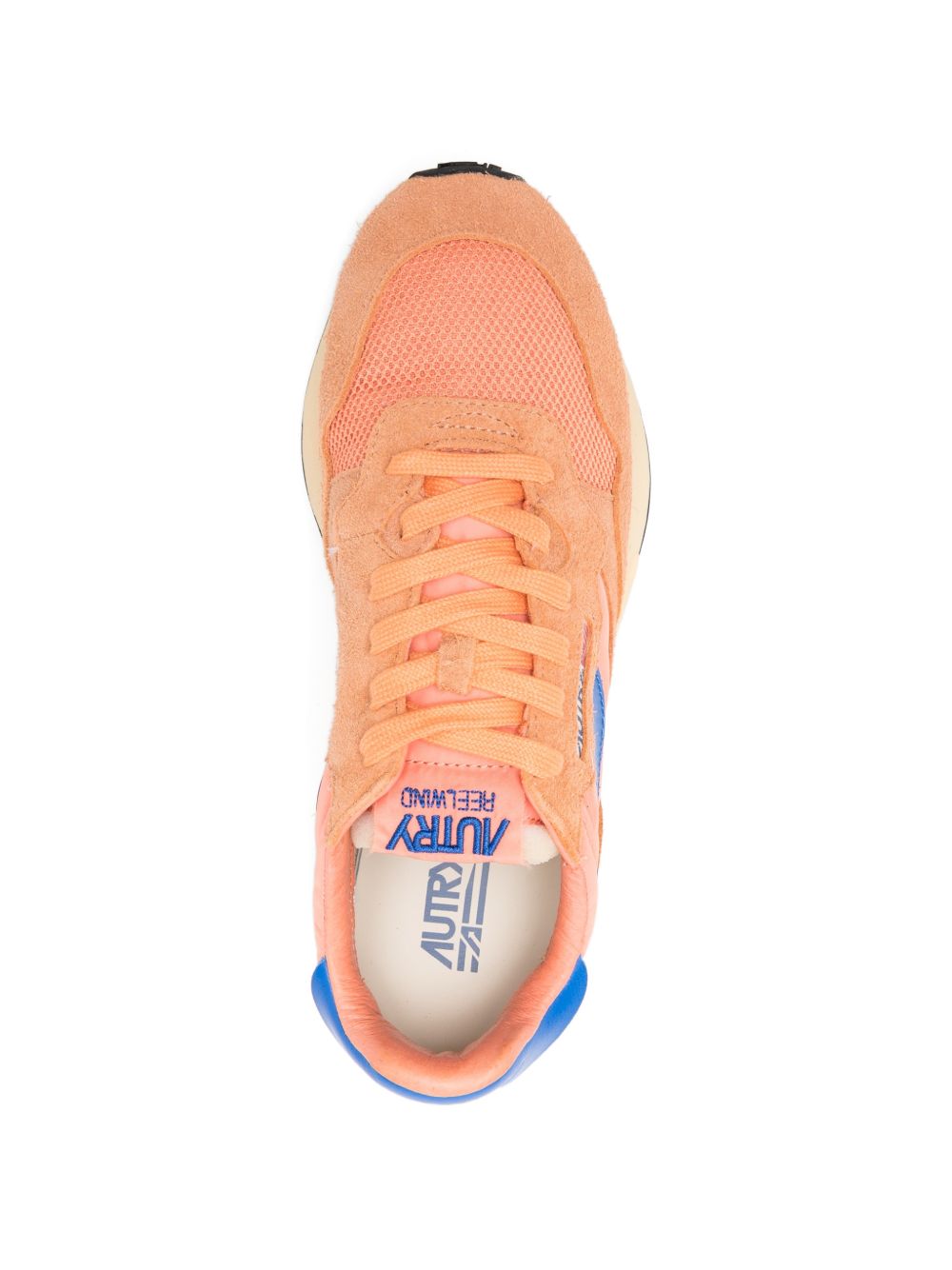 Bovenaanzicht van de sneaker met mesh neus en platte katoenen veters