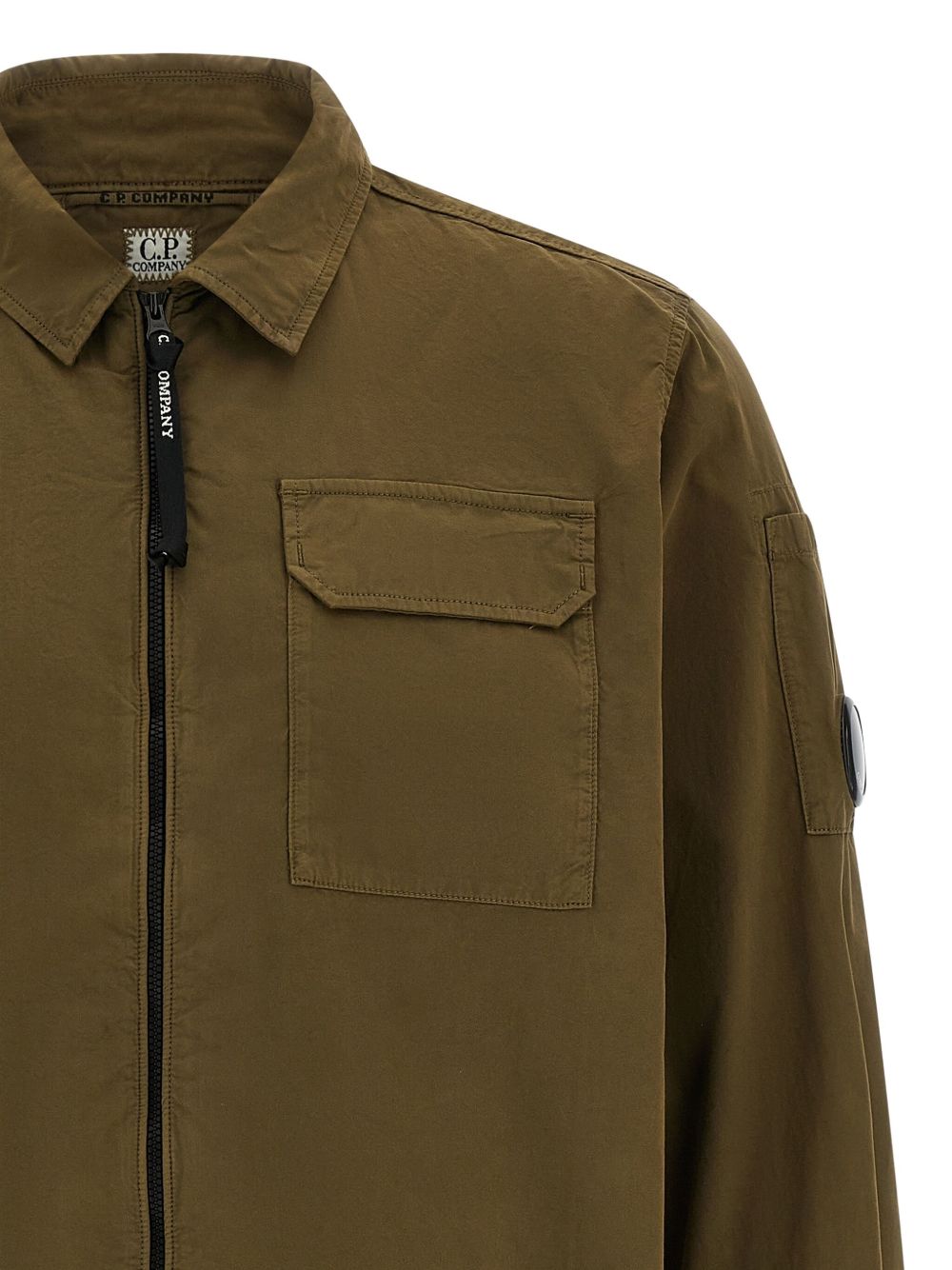 C.P. Company overshirt, close-up van het lensdetail op de mouwzak