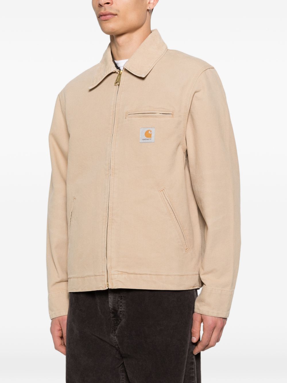 Vooraanzicht op het lichaam met de twee schuine steekzakken en de korte lengte