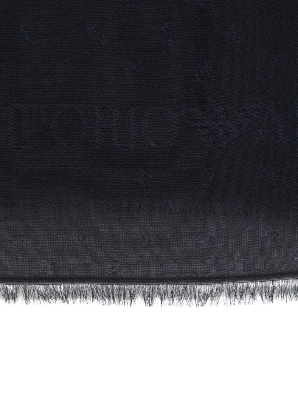 Close-up van de ingeweven EMPORIO ARMANI-belettering en de franje