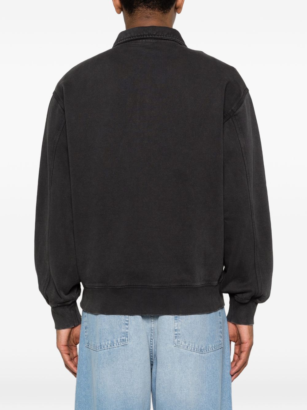 Achterzijde van de zwarte Carhartt WIP Half Zip Detroit Sweat met geribde onderband