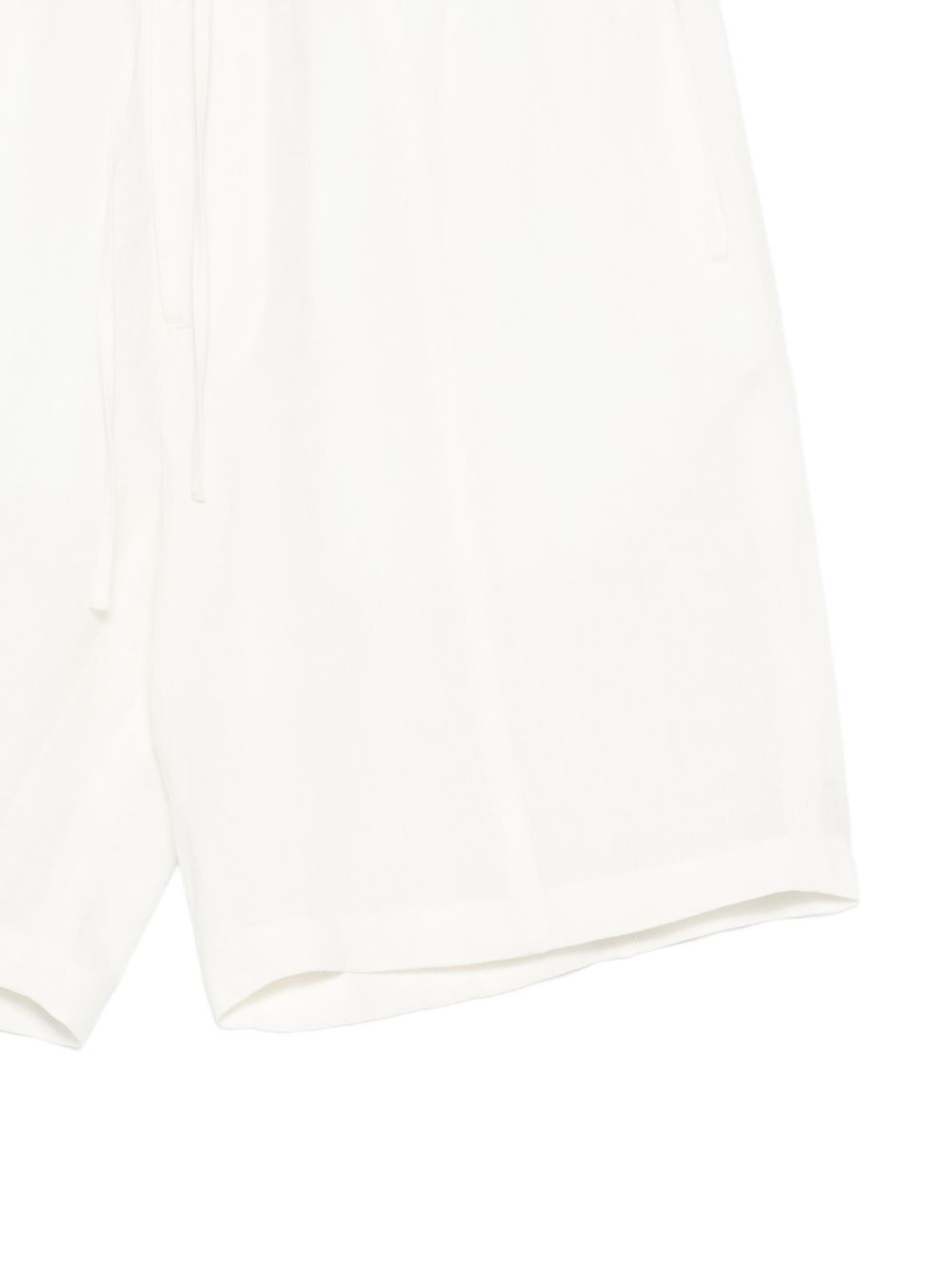 Emporio Armani linnen short wit, detail van het trekkoord en de pijpzoom