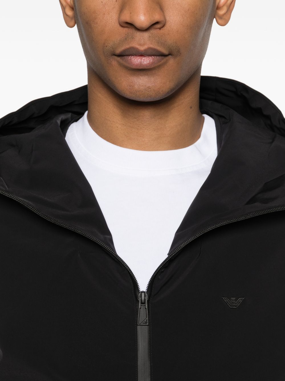 Emporio Armani zwart blouson jack, close-up van de zak met rits