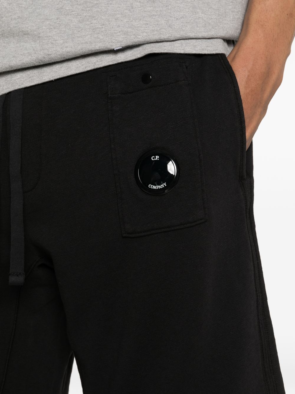Detail van de zwarte Lens op het opgezette zakje van de sweatshort