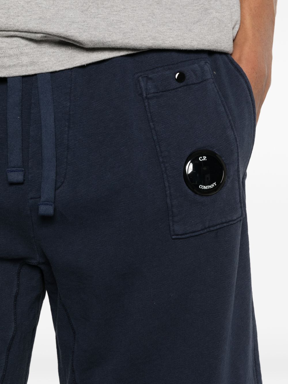 C.P. Company Lens short gedragen aan voorzijde